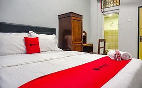 RedDoorz near Penimbangan Beach Singaraja